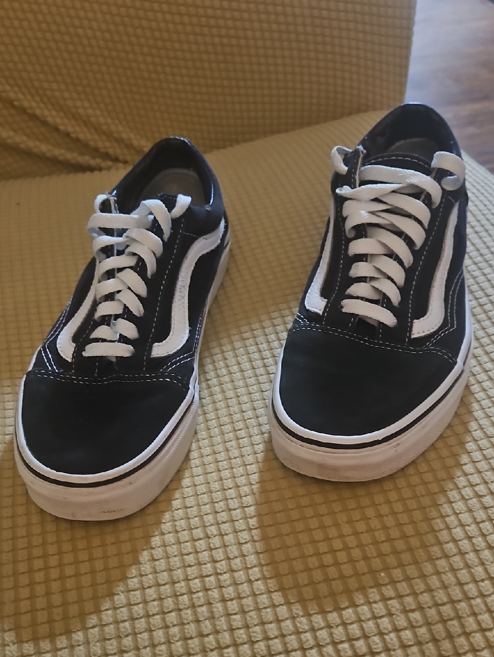 UNISEX Vans Black and White Low-Top Skate Sneakers - Women's Size 8